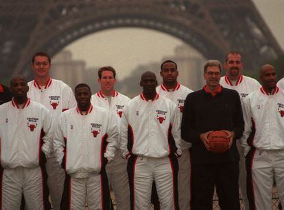 Jackson, junto a Michael Jordan, y rodeado por otros jugadores de los Bulls, posan ante la Torre Eiffel en noviembre de 1997.