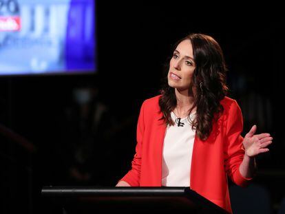 Jacinda Ardern, la primera ministra de Nueva Zelanda, en un debate político este martes. En vídeo, Ardern admite haber consumido marihuana. 