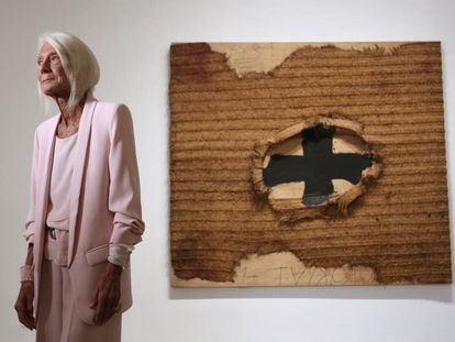 Soledad Lorenzo, ayer junto a 'Estora', obra de Tàpies que se exhibe en el Reina Sofía.