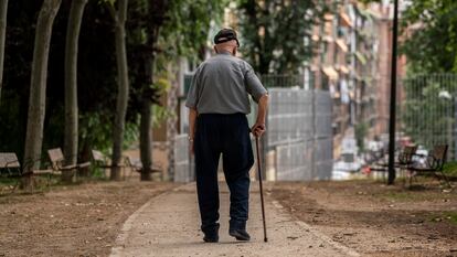 Un hombre mayor caminando por el parque Caramuel, en el barrio de Puerta del Ángel de Madrid el 5 de junio.