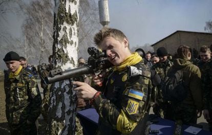 Fuerzas de autodefensa se entrenan cerca de Kiev.