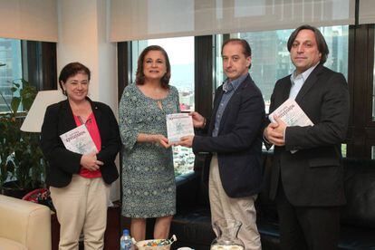 Los miembros del GIEI con la procuradora general Arely Gómez González