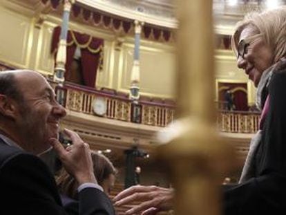 Rubalcaba y D&iacute;ez conversan en el Congreso. 