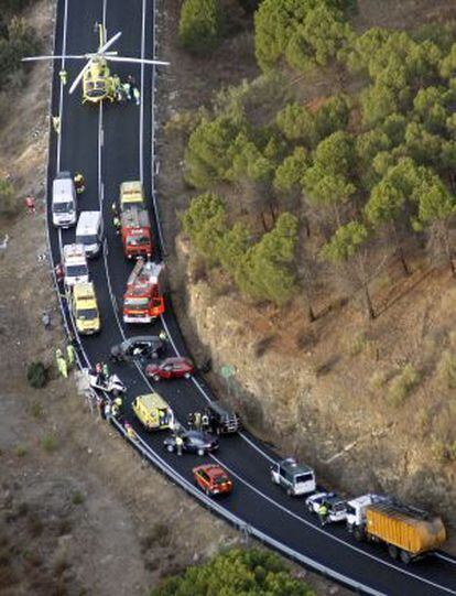 Un helicóptero sanitario interviene en un accidente en la M-501 en septiembre de 2009.