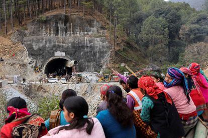 Varias personas observan el túnel colapsado, en la región de Uttarakhand, India, este martes. 