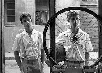Una imagen de <i>Las bicicletas son para el verano </i>(a la derecha, Gabino Diego).