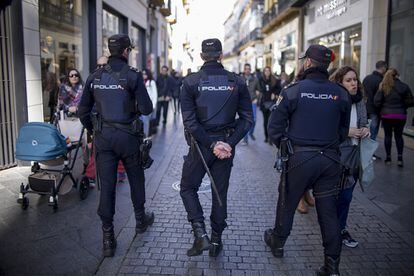 Miembros de la Policía Nacional vigilan las zonas céntricas y comerciales de Sevilla.
