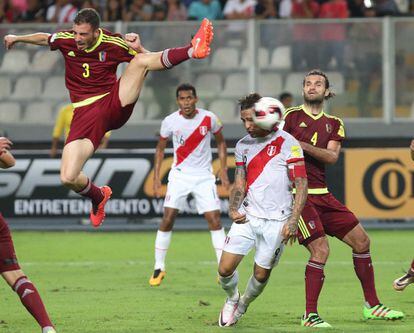 El jugador venezolano Mikel Villanueva disputa un bal&oacute;n con Paolo Guerrero, de Per&uacute;.