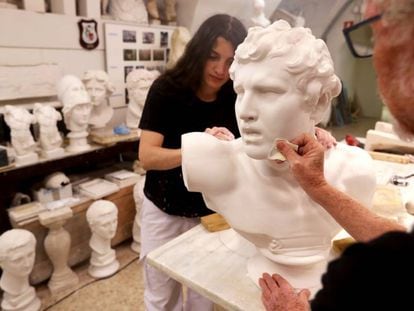 Paula y Antonio le dan vida al vaciado de una venus en la Academia de Bellas Artes.