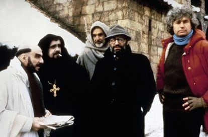 Los actores Frank Murray Abraham, Michael Lonsdale y Sean Connery, junto a Umberto Eco y el director Jean-Jacques Annaud, en el rodaje de &#039;El nombre de la rosa&#039;, en 1986.