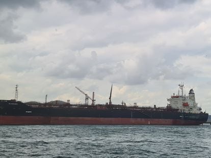 El barco noruego de transporte de petróleo Blaamanen en el puerto de Singapur, la semana pasada.