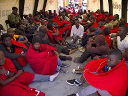 Cadiz/Tarifa/12-08-2014: Unos 200 inmigrantes subsaharianos a su llegada a la localidad gaditana de Tarifa, tras ser rescatados por salvamento maritimo.