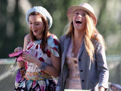 Las actrices Blake Lively y Leighton Mester, en los papeles de Serena y Blair.