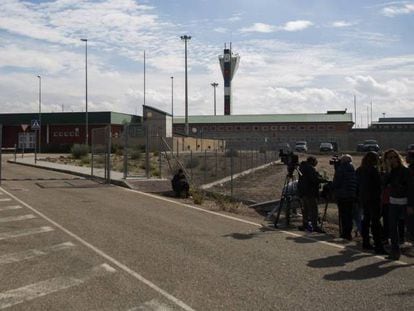 Entrada al Centro Penitenciario Madrid VII, en la localidad de Estremera, una de las cárceles que ha contratado sanidad pública para cubrir la atención penitenciaria de sus reclusos.