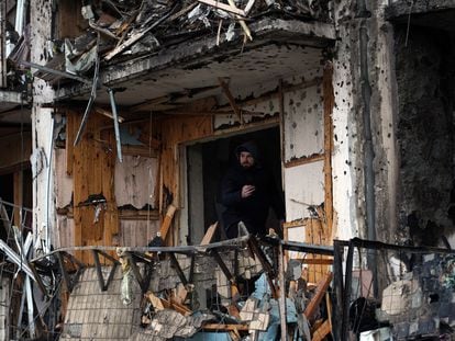 Edificio atacado en la madrugada del viernes en Kiev.