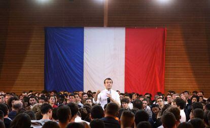 Emmanuel Macron debate con jóvenes en Etang-sur-Arroux, en el centro de Francia.