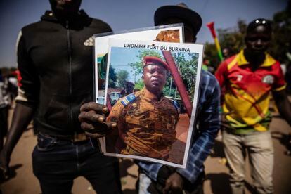 Un hombre sostiene un retrato del teniente coronel Damiba, presidente de Burkina Faso, este lunes en Uagadugú.