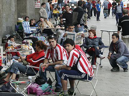 Seguidores del Athletic hacen cola en las taquilla de San Mamés el pasado domingo.