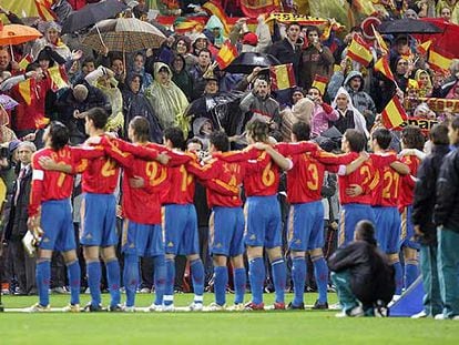 Los jugadores de la selección escuchan abrazados el himno nacional en los prolegómenos del España-Eslovaquia del pasado sábado en el estadio Calderón.