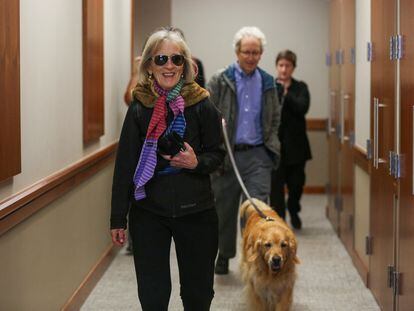 La premio Nobel de Economía, Claudia Goldin, llega a la rueda de prensa en la Universidad de Harvard junto a su perro Pika, este lunes en Massachusetts, Estados Unidos.