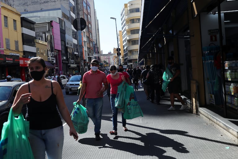 Gente de compras en São Paulo.