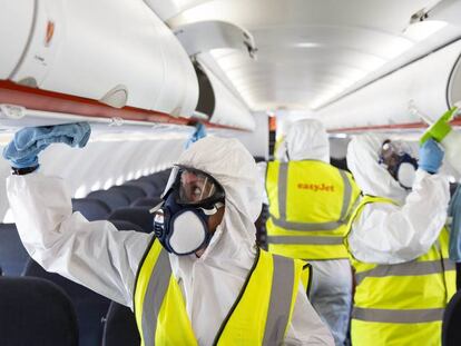 Personal de Easyjet durante la labor de limpieza de uno de sus aviones.