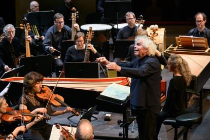 Simon Rattle y los integrantes de la Orquesta Barroca de Friburgo durante la interpretación de ‘Médée’.