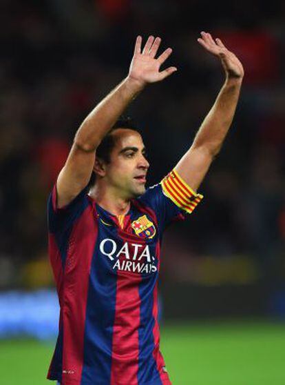 Xavi saluda l'afició en l'últim clàssic contra el Madrid al Camp Nou.