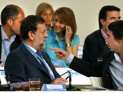 Jos&eacute; Mar&iacute;a Aznar se&ntilde;ala con el dedo a Mariano Rajoy, en un Congreso Nacional del PP, en 2008.