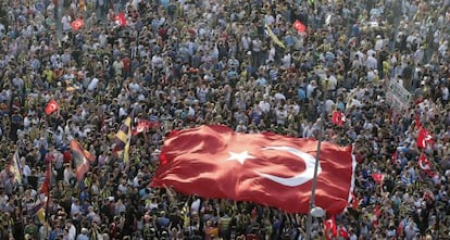 Miles de personas protestan en la plaza Taksim el sábado durante otra jornada de protesta masiva contra el Gobierno de Erdogan