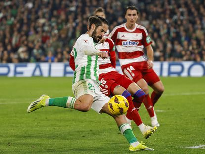 Isco, autor del gol del Betis, remata sobre la portería del Granada en el derbi regional.