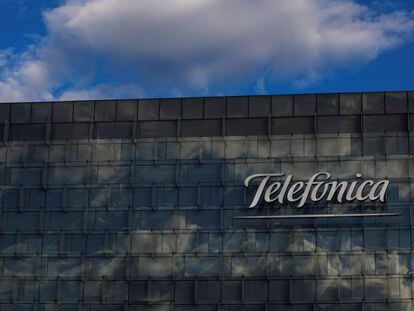UBS rebaja a Telefónica a mantener: ingresos débiles y deuda elevada