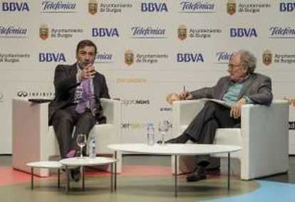 El periodista Pedro J. Ramírez (i) y el divulgador científico Eduard Punset (d), en un diálogo abierto durante la clausura del IV Congreso Iberoamericano Sobre Redes Sociales "iRedes", en Burgos.