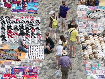 Venedors del 'top manta' a la Barceloneta.