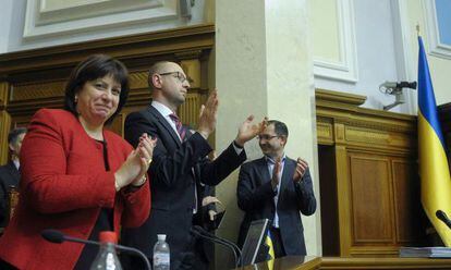 La ministra de Finanzas ucrania, Natalia Yaresko, y el primer ministro, Arseny Yatsenyk, en el Parlamento tras aprobarse el presupuesto, este viernes.