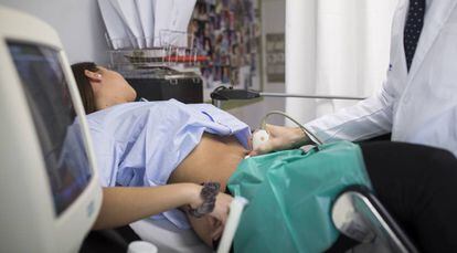 Ecografía a una mujer embarazada