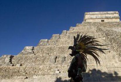 Un hombre pasea ante las pirámides de Chichen Itza (Yucatán)