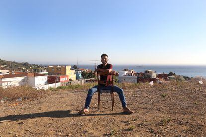 Zouaki El Mehdi en el asentamiento de chabolas en Ceuta donde vive desde que cruzó a nado la frontera en mayo de 2021.