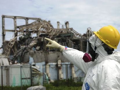 Un t&eacute;cnico examina el reactor 3 de la central de Fukushima. 