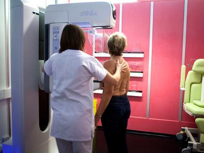 Una mujer se somete a una mamografía en el Hospital Haute-Savoie de Francia.