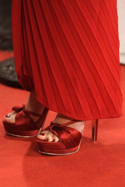 La actriz optó por combinar su vestido rojo con estas sandalias satinadas en el mismo color.