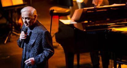 Charles Aznavour, anoche durante su concierto en el Liceo de Barcelona.