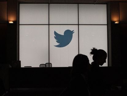 En una fotografía de 2019, empleados caminan frente a un logo de Twitter en su sede de San Francisco.
