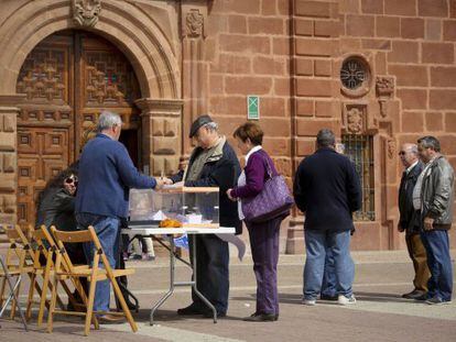 Vecinos de Alc&aacute;zar de San Juan votan sobre la privatizaci&oacute;n del agua.