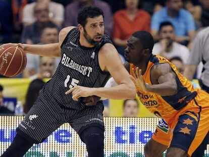 El alero del Valencia Basket, Romain Sato, trata de bloquear a Alex Mumbr&uacute;.