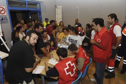 Vecinos atendidos por personal de los servicios de emergencia en el polideportivo Serrano Lima de Marbella.