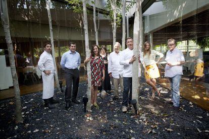 De izquierda a derecha, Jordi Roca, Josep Roca, Pepa Bueno, Clara Usón, Manuel Gutiérrez Aragón, Jordi Roca, Martina Klein y Javier Mariscal.