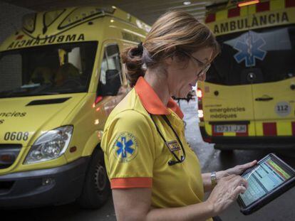 Una doctora cubre el parte asistencial de un paciente en la tablet