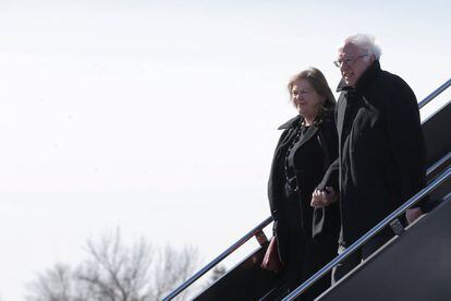El senador Bernie Sanders y su esposa Jane bajan de su avión de campaña para una manifestación en Minneapolis, Minnesota.