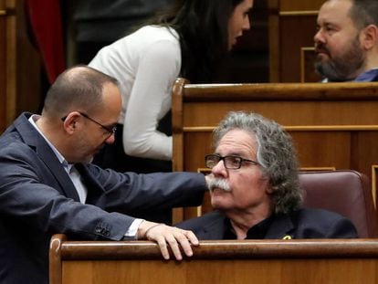 El portavoz de ERC, Joan Tardà (sentado), junto al portavoz de PDeCAT, Carles Campuzano, durante el debate de este miércoles en el Congreso sobre los Presupuestos.